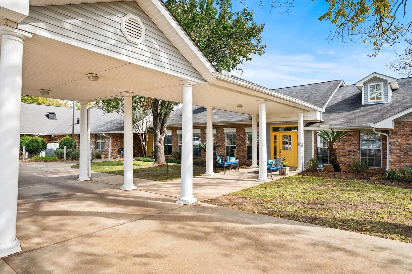 Outdoor entrance and pathway of SummerHouse Alexandria
