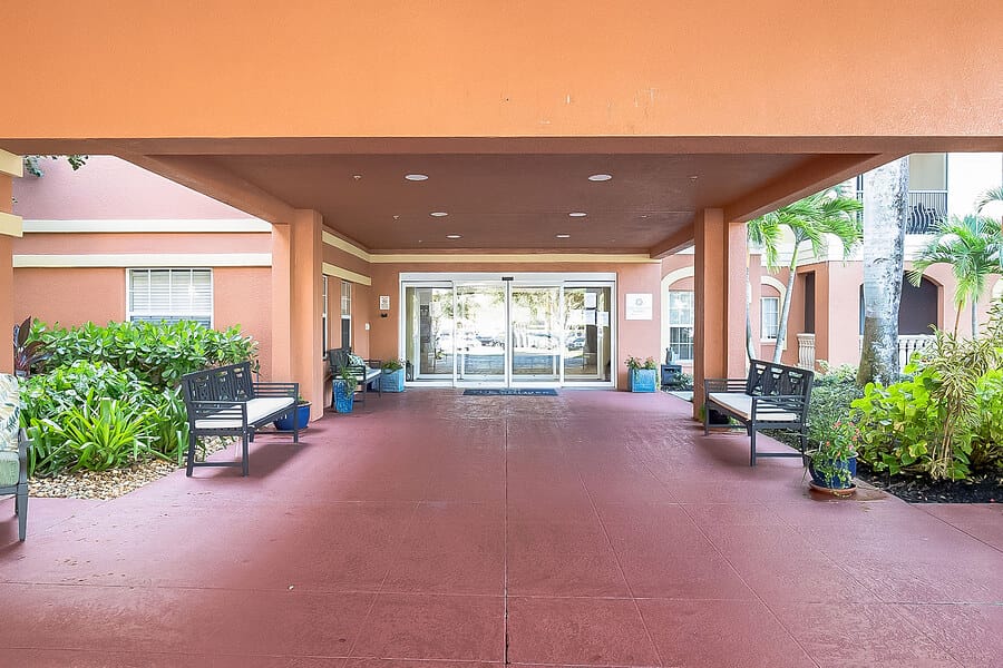 Entrance area with benches and greenery