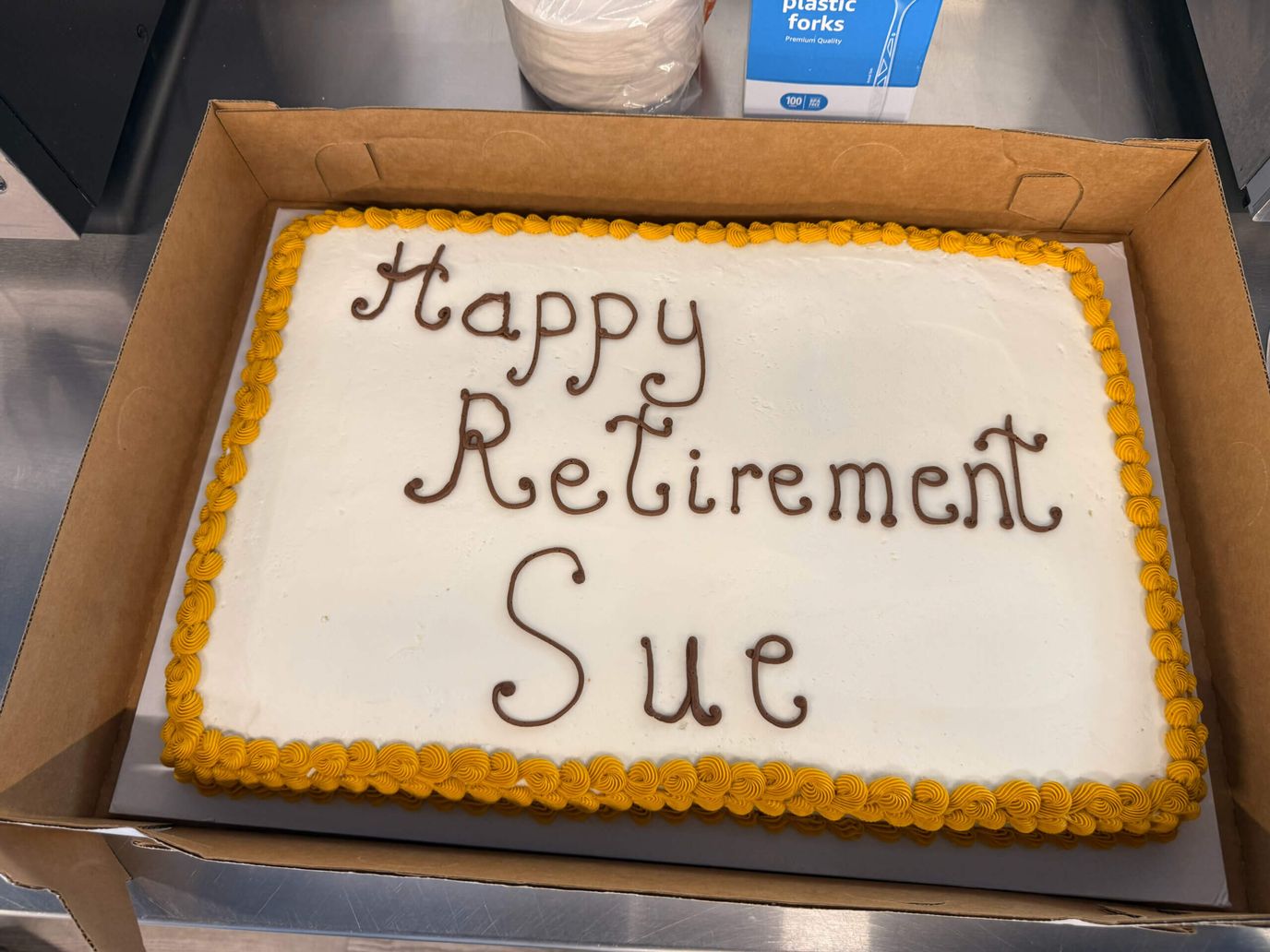 A retirement cake decorated with 'Happy Retirement Sue'
