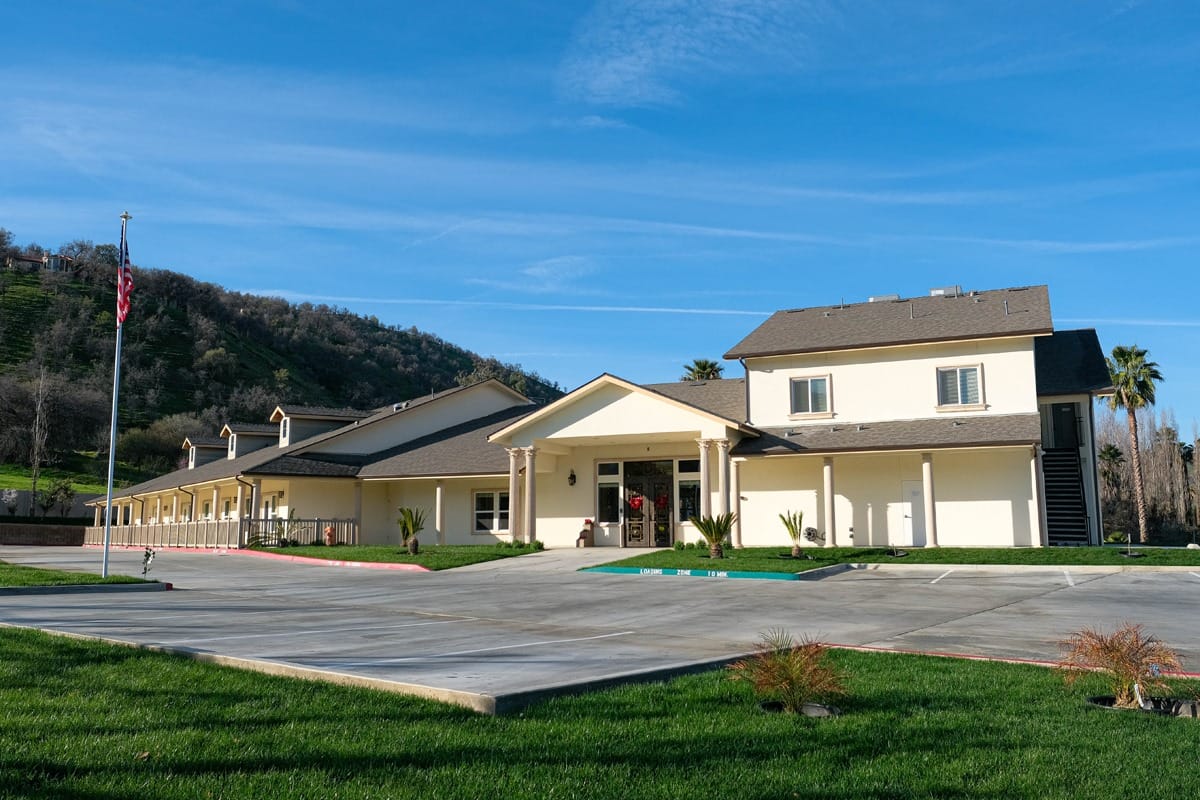 View of the exterior of Sierra Care Clovis facility