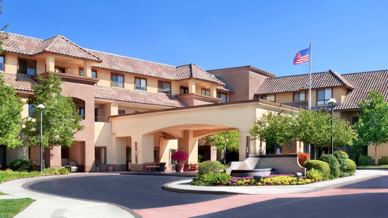 Exterior view of Ivy Park at Roseville with landscaping