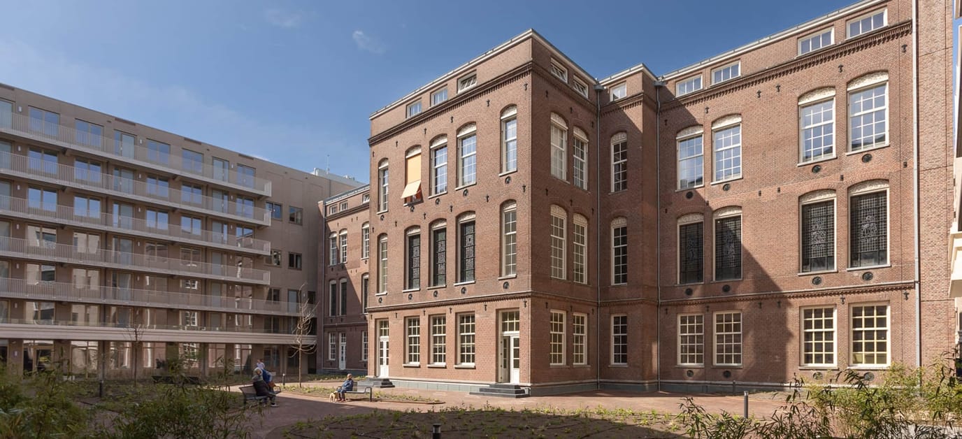 Courtyard of Amstelring De Nieuwe Sint Jacob with residents