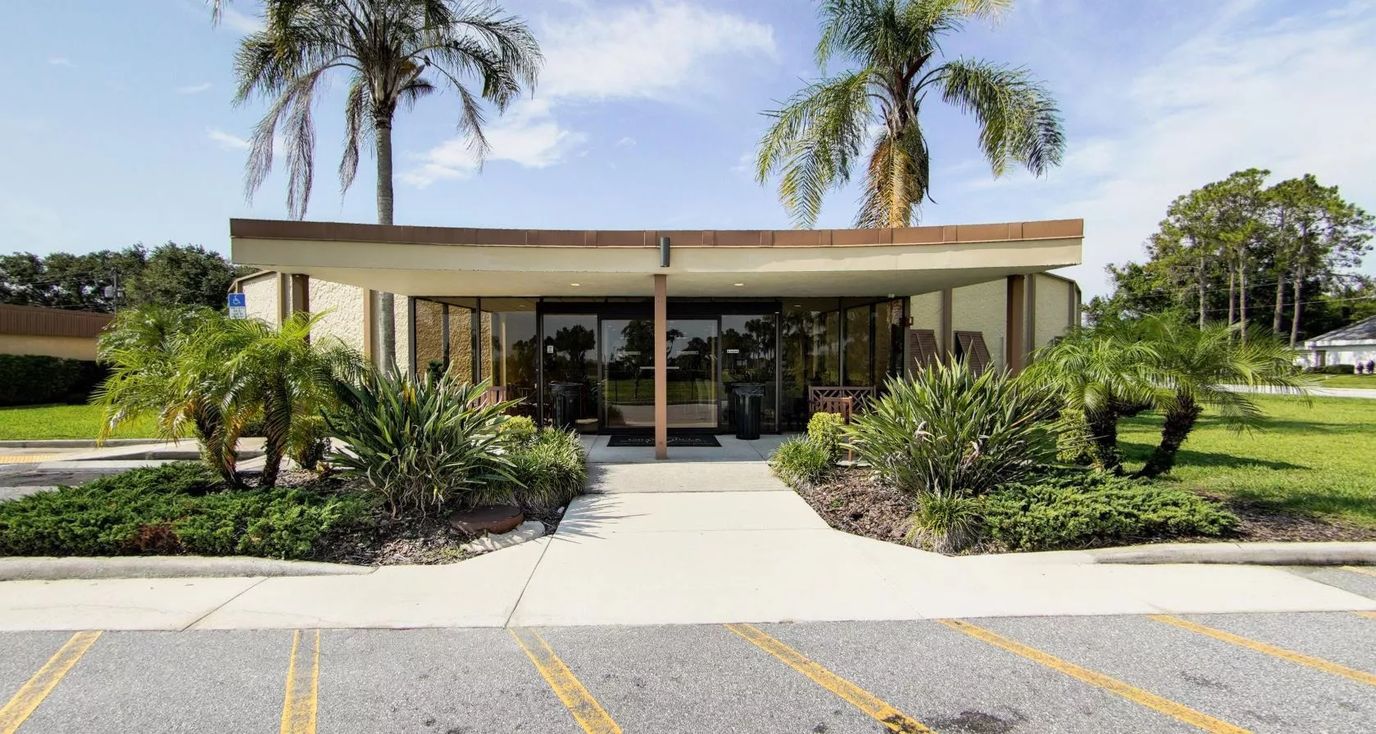 Exterior view of the Grand Villa of Lakeland entrance