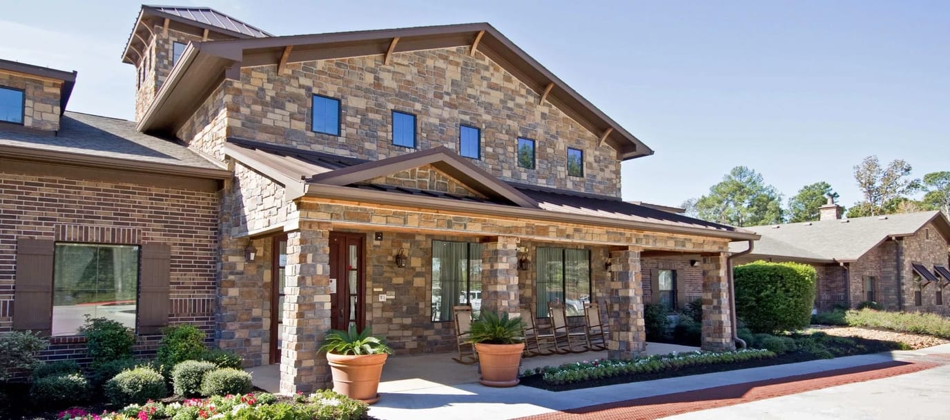 Exterior view of Heritage Oaks Assisted Living facility