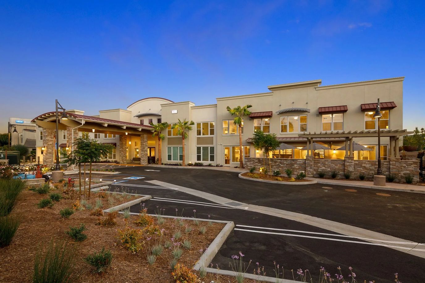 Exterior view of Oakmont of Torrance facility