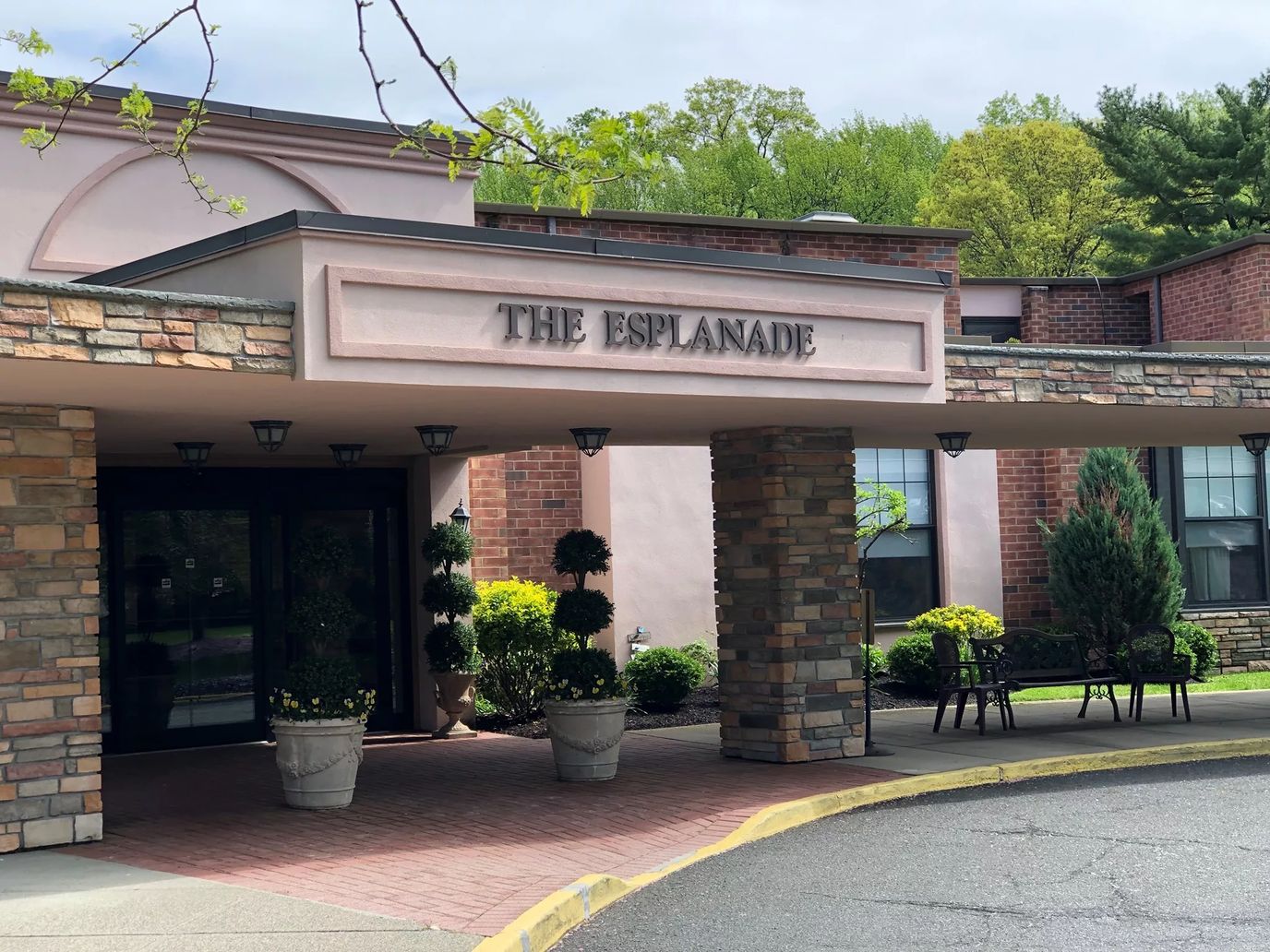 Entrance of The Esplanade at Palisades with outdoor seating
