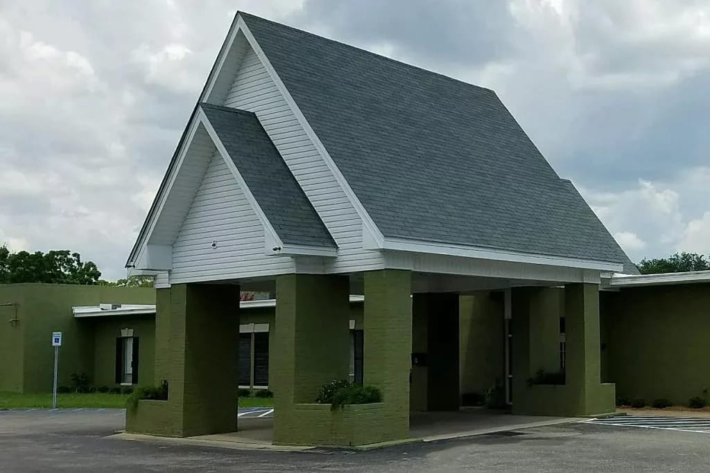 Front entrance of The Gardens of Waterford facility
