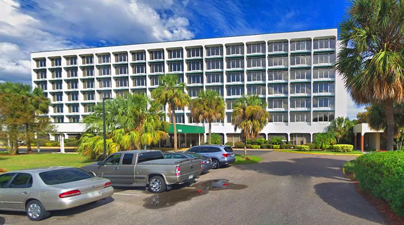 Exterior view of The Rose Garden of Orlando with parking