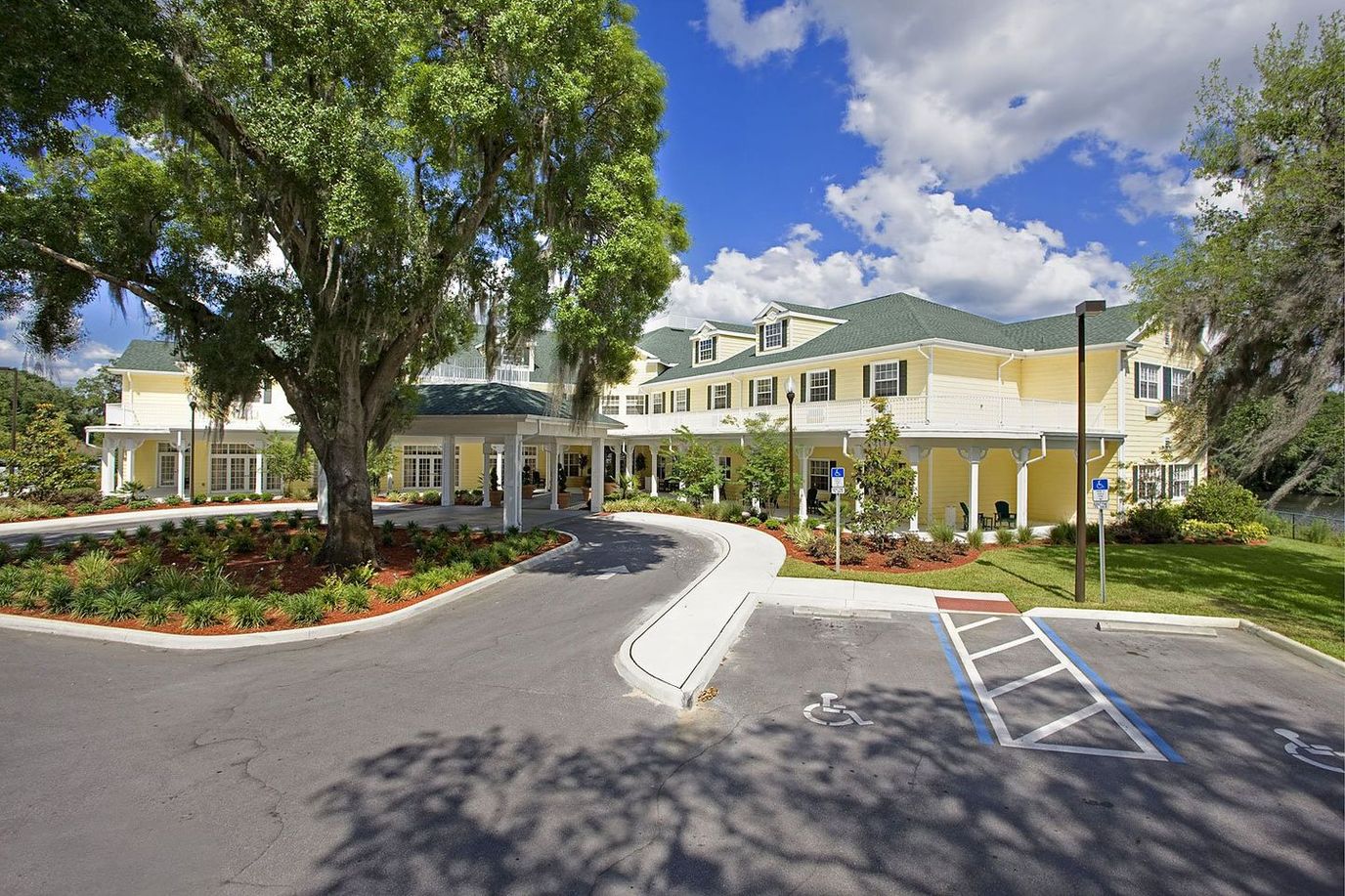 Exterior view of Arbor Oaks at Lakeland Hills facility