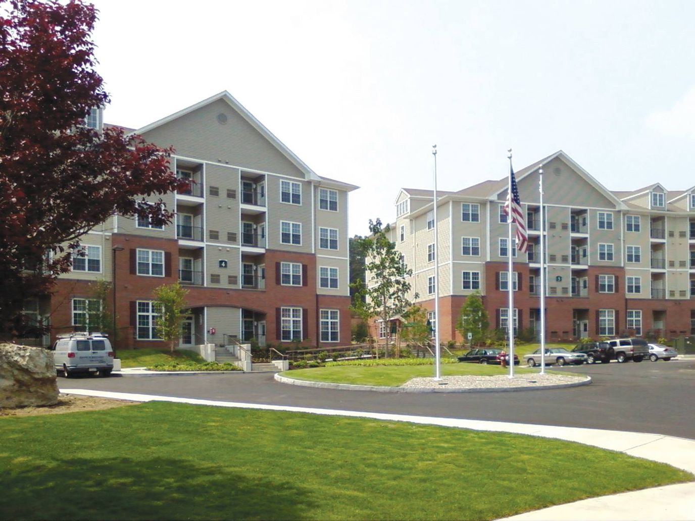 Exterior view of Highland Glen Apartments with landscaping