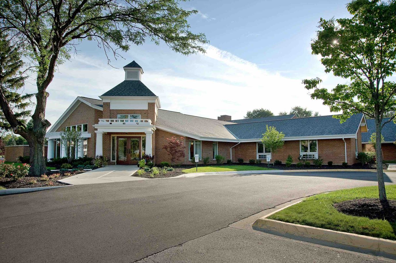 Exterior view of Laurels of Norworth facility entrance