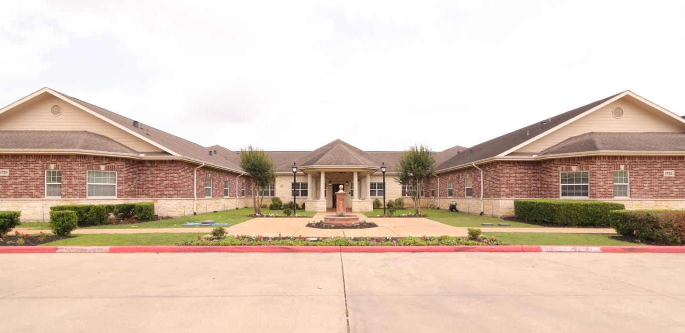 Front view of the Heritage at Eldridge Parkway facility
