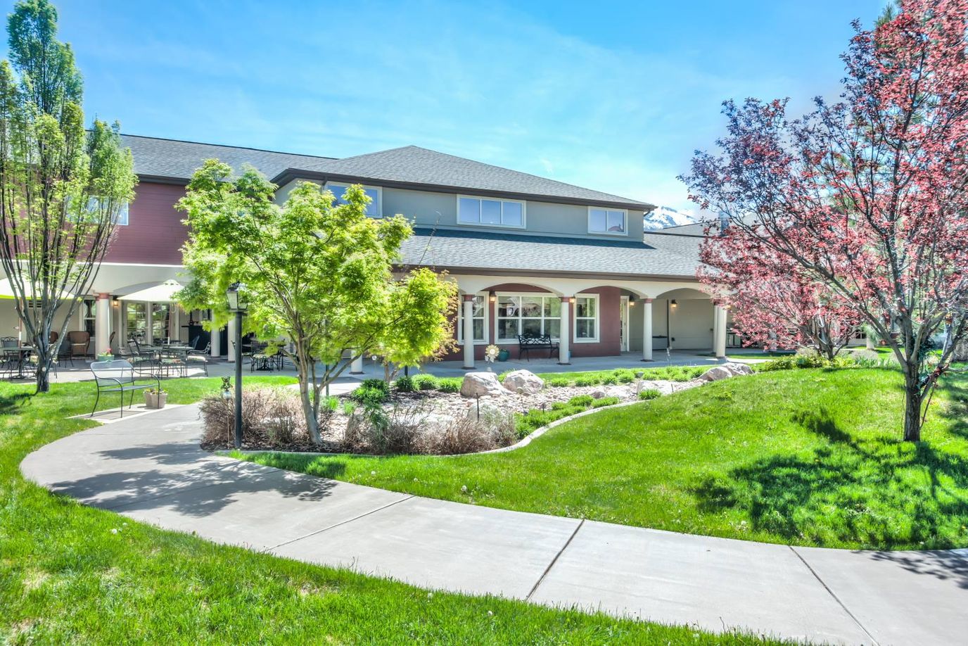 Exterior view of Avamere at Mountain Ridge with landscaped garden