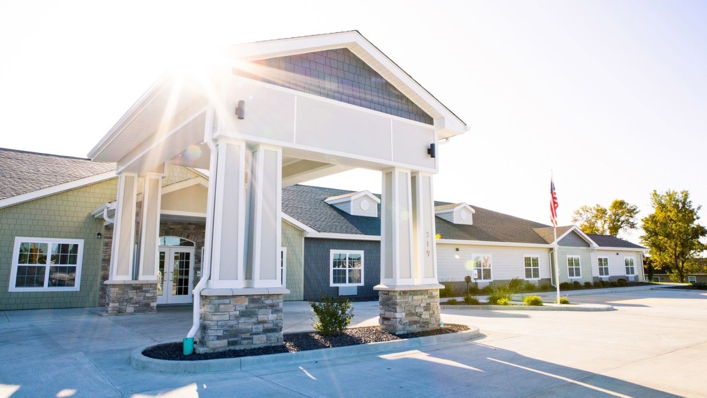 Exterior view of Cedarhurst of Quincy building entrance
