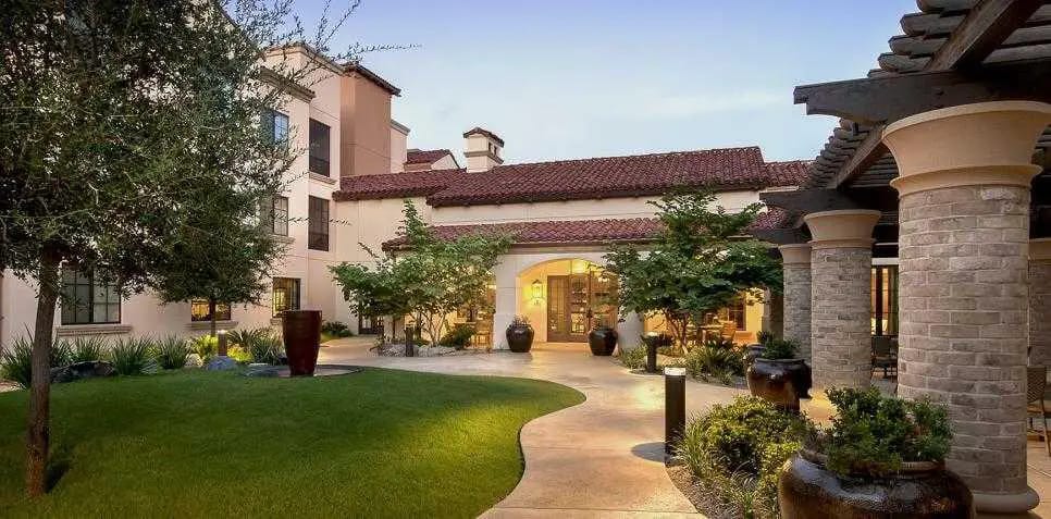 Beautiful outdoor courtyard of the Maravilla facility