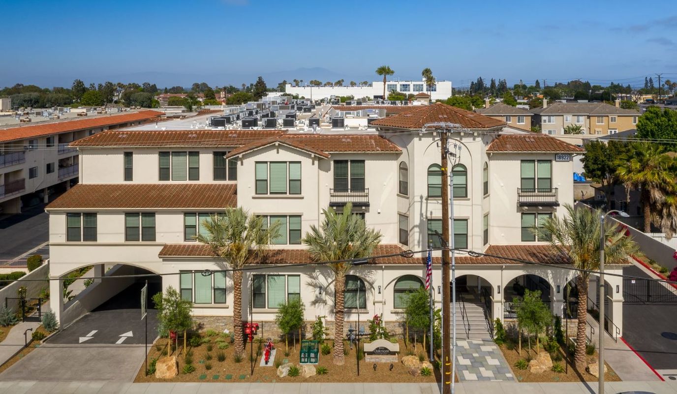 Exterior view of Oakmont of Huntington Beach facility