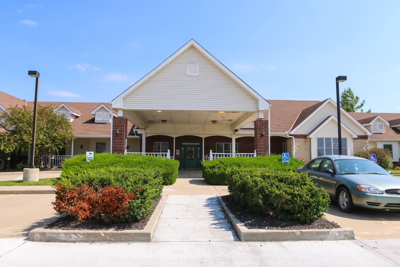 Front entrance of the Homestead of Gardner facility