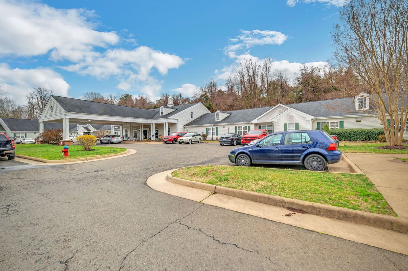 Exterior view of Spring Oak at Warrenton, featuring parking lot