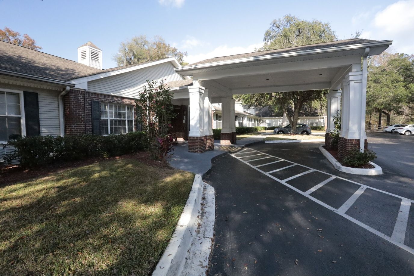 Entrance of Brookdale Southpoint with parking area