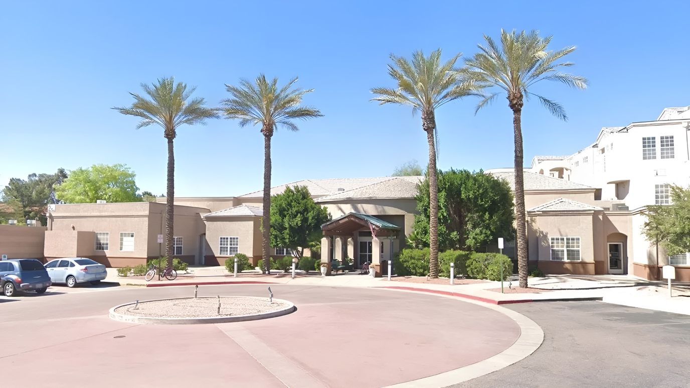 Front view of Brookdale Baywood with palm trees