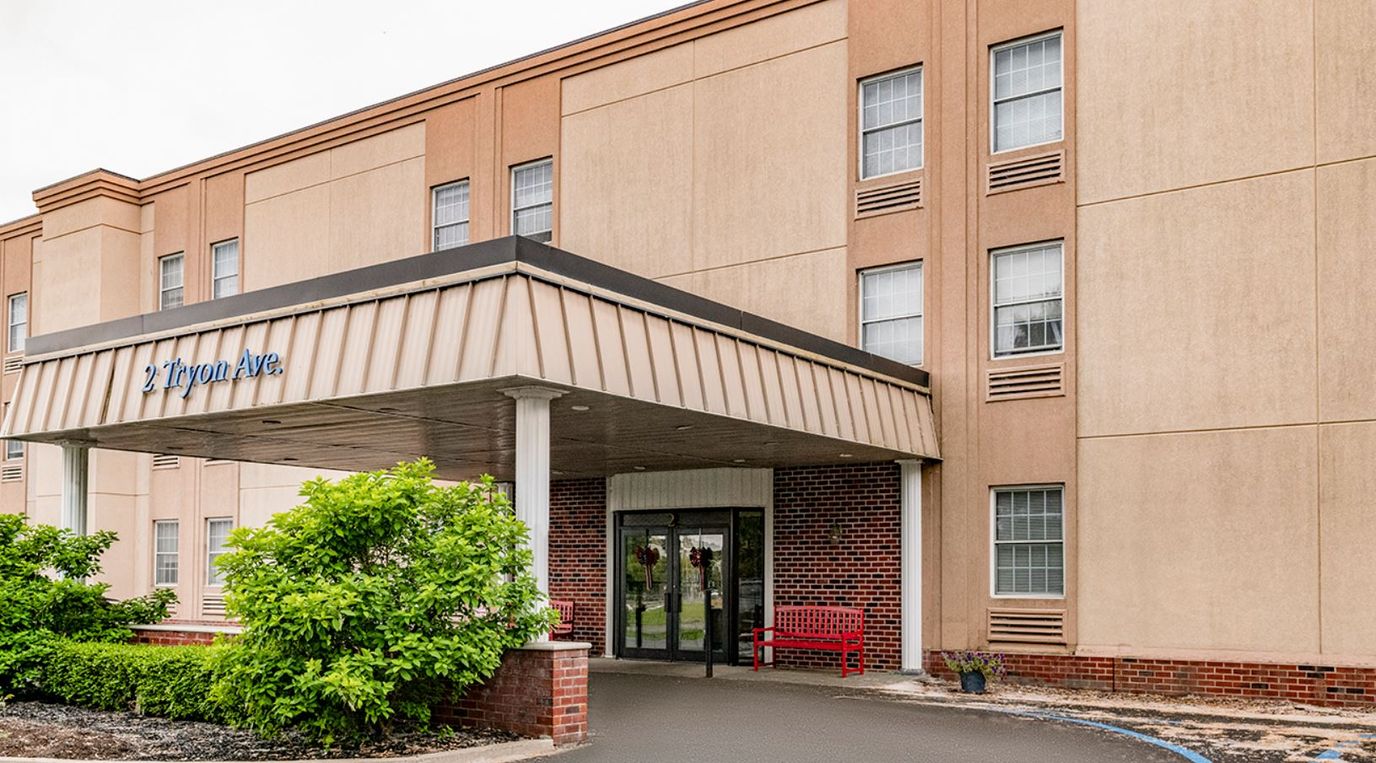 Front entrance of Holiday Glenville facility