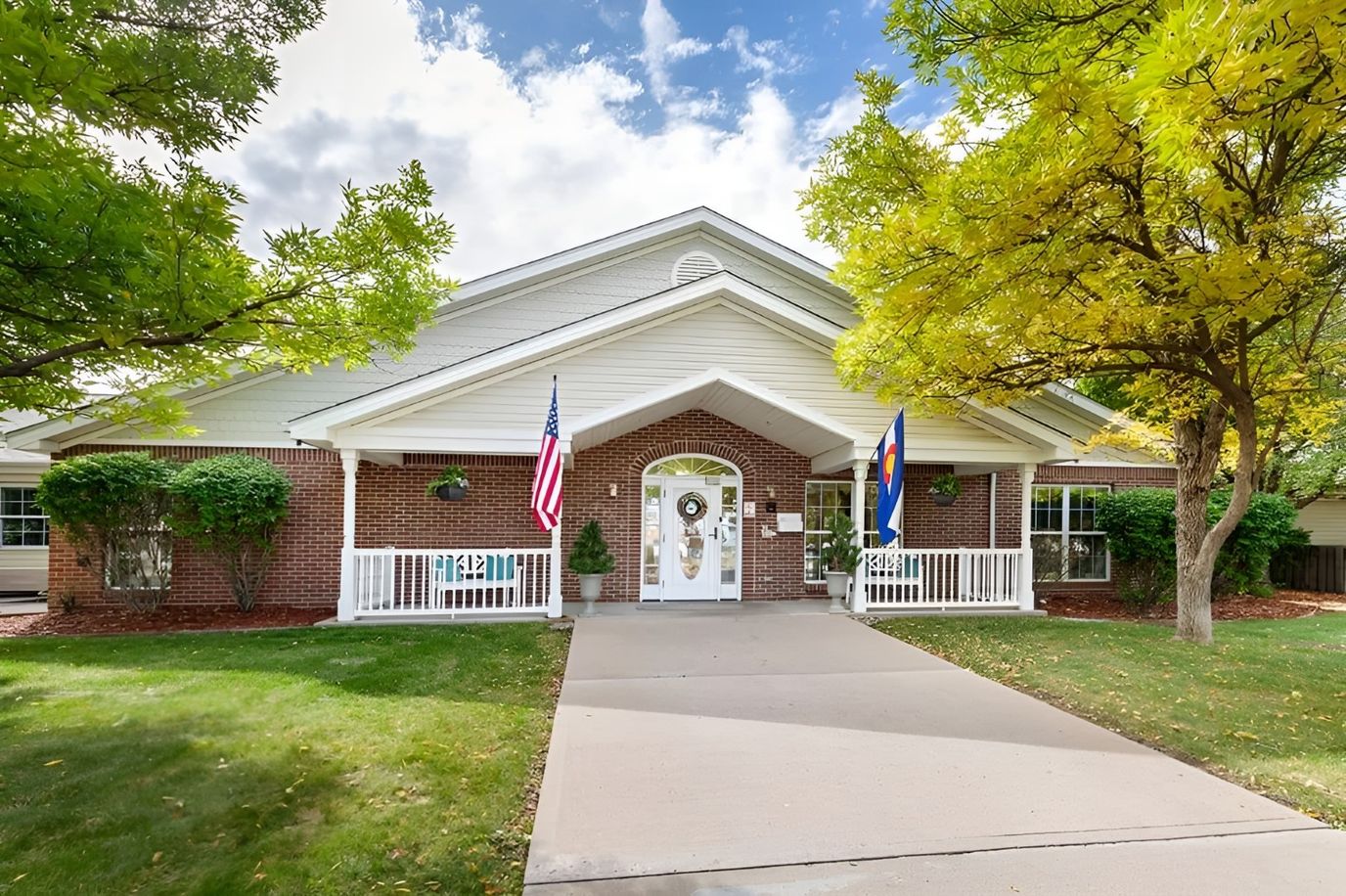 Front entrance of Brookdale Pinehurst Park with landscaping