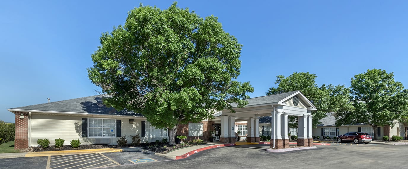 Exterior view of Brookdale Hollywood Park facility