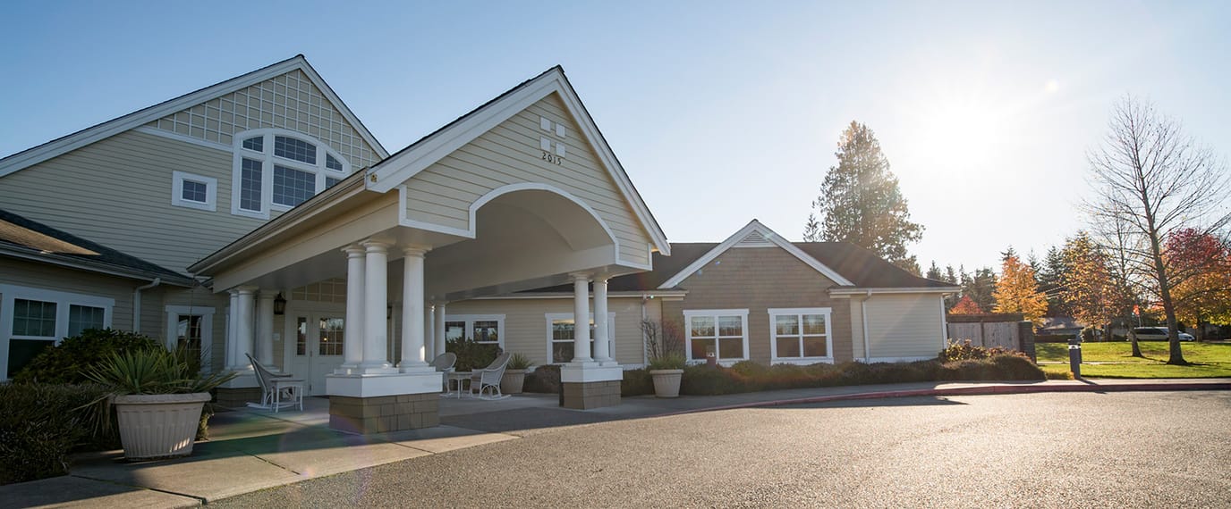 Front entrance of Brookdale Silver Lake with outdoor seating