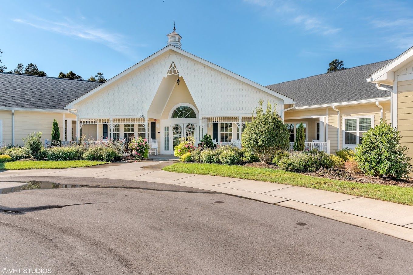 Exterior view of Cadence Mooresville building with landscaping