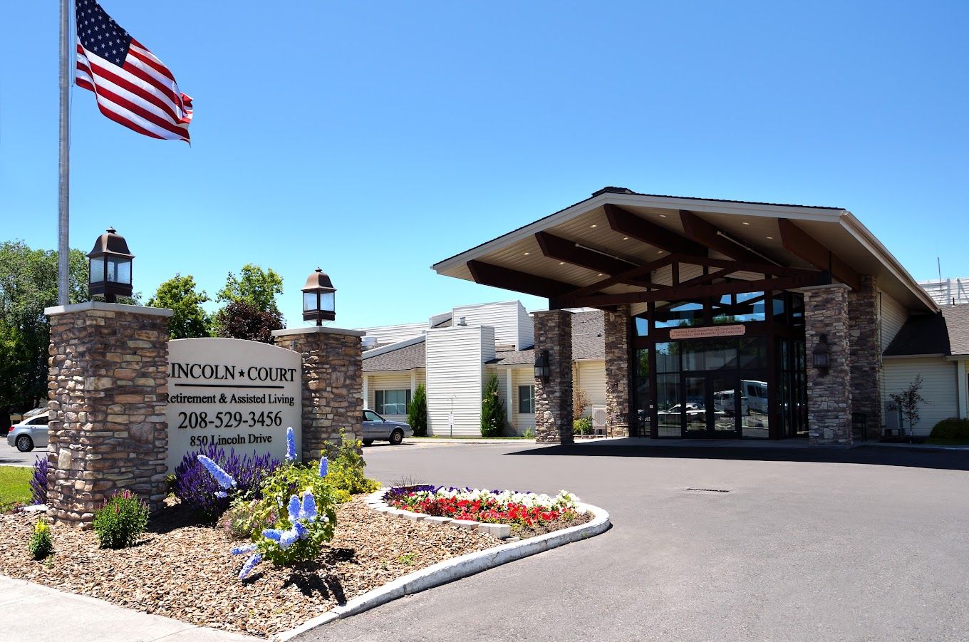 Exterior view of Lincoln Court Assisted Living facility
