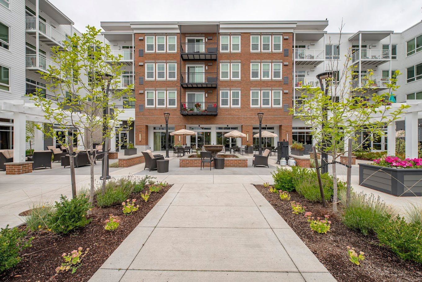 Outdoor view of Merrill Gardens at Burien's building and patio area