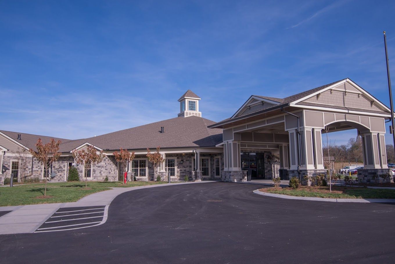 Exterior view of Morning Pointe of Spring Hill facility
