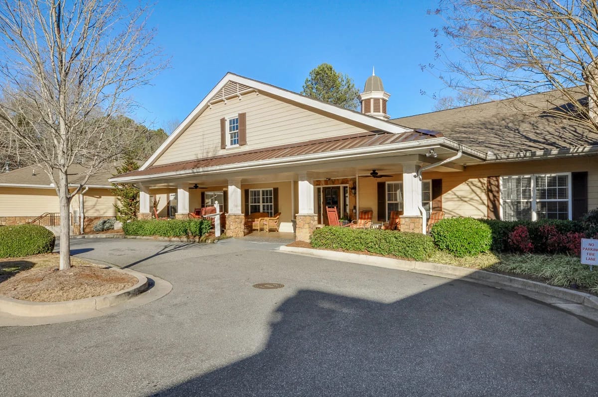 Exterior view of Oaks at Alpharetta facility entrance