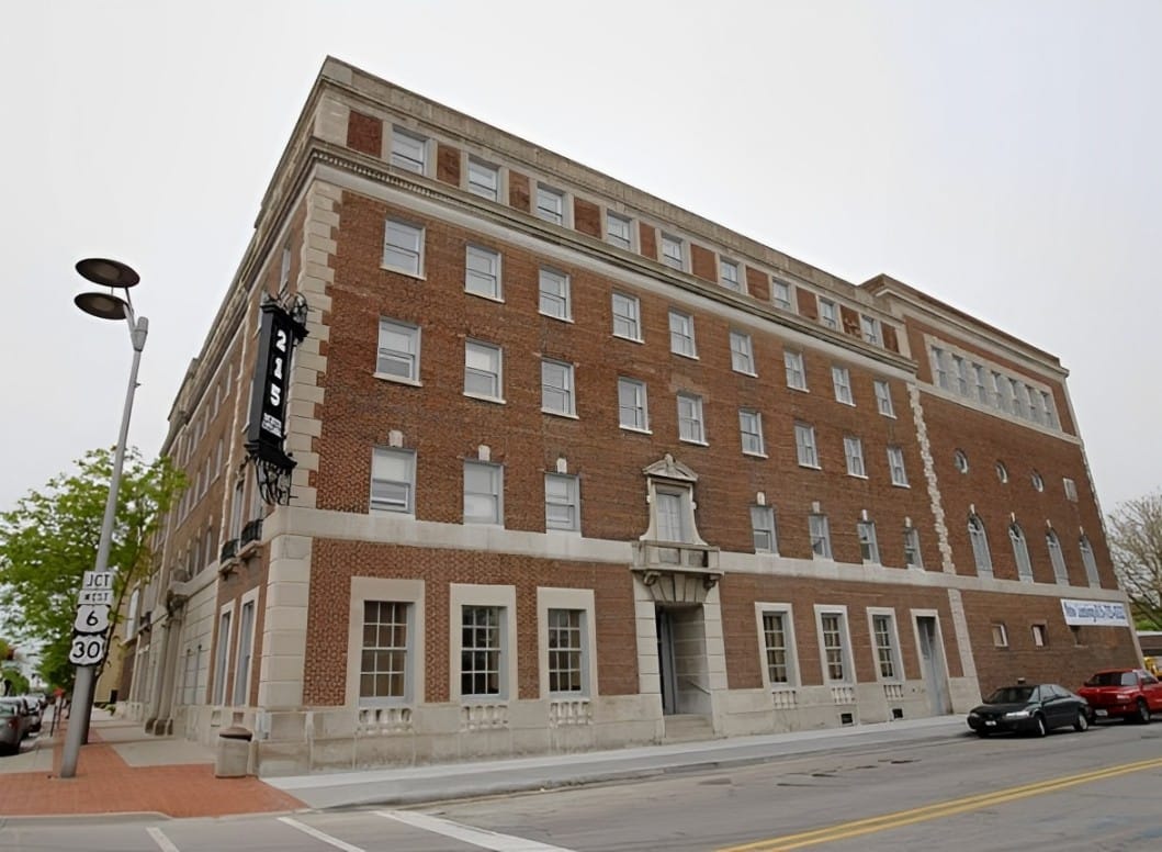 Exterior view of Senior Suites Joliet building