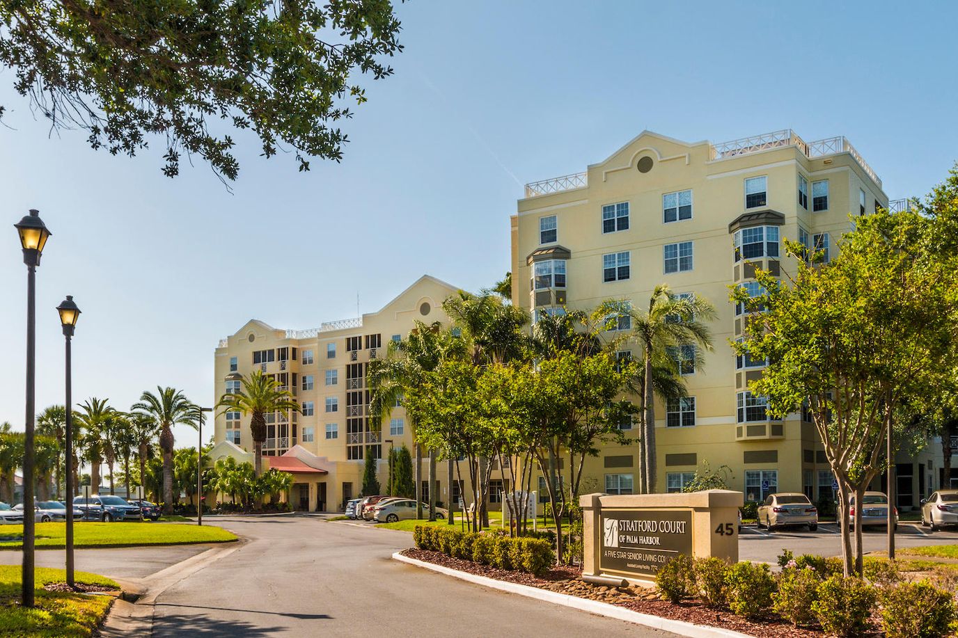 Exterior view of Stratford Court of Palm Harbor