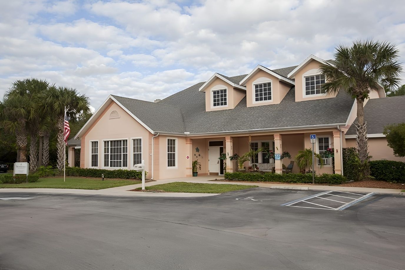 Exterior view of Brookdale Vero Beach South showing main entrance