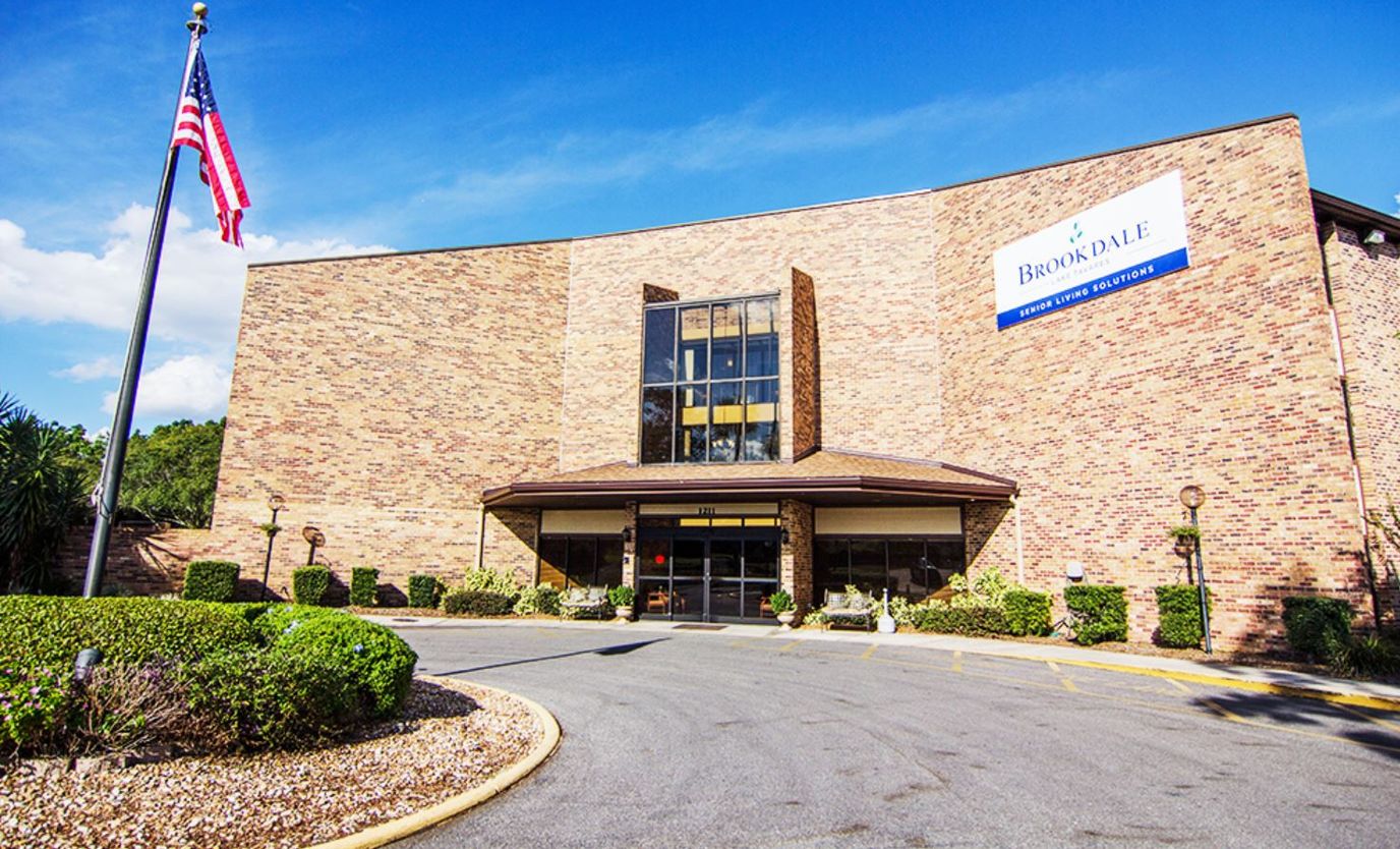 Exterior view of Brookdale Lake Tavares facility