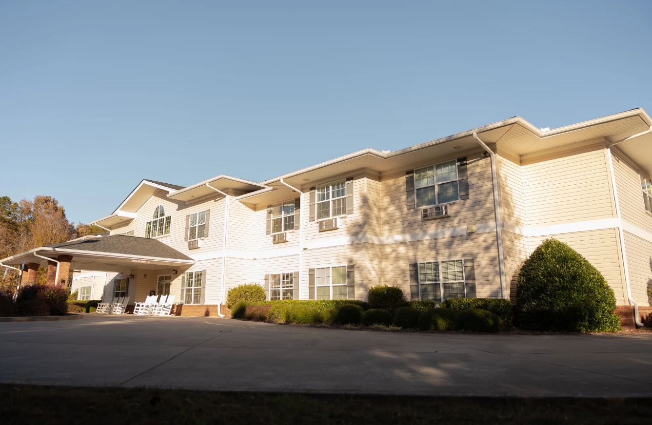 Exterior view of the Oaks at Ellijay building