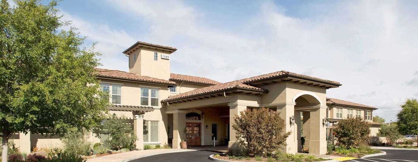 Exterior view of Oakmont of Roseville facility