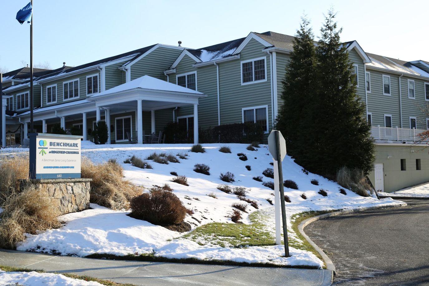 Exterior view of Benchmark Senior Living at Ridgefield Crossings