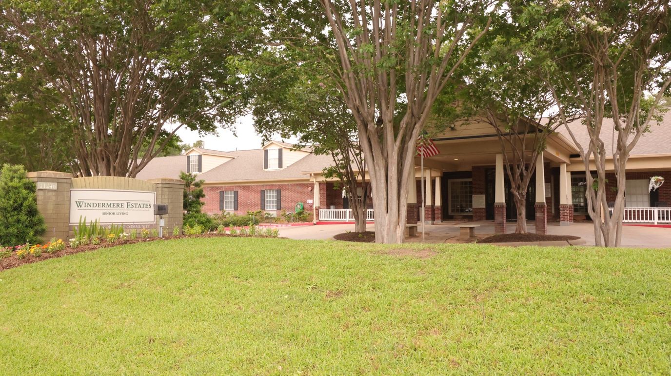 Exterior view of Windermere Estates Senior Living entrance
