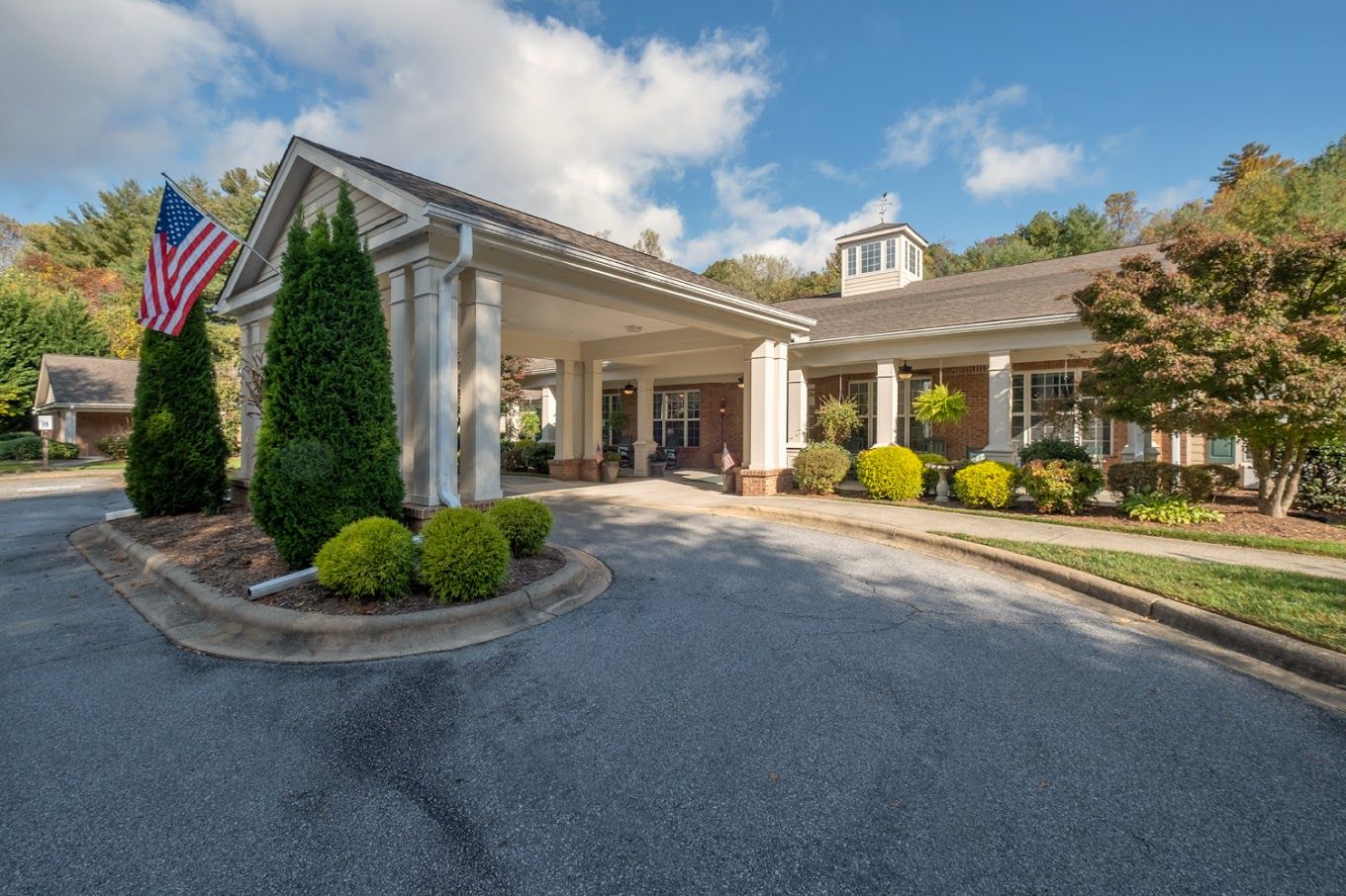 Front entrance of Carolina Reserve of Hendersonville with garden