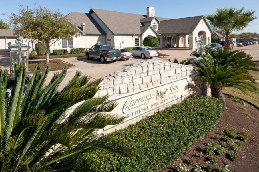 Exterior view of Carriage Inn Lake Jackson