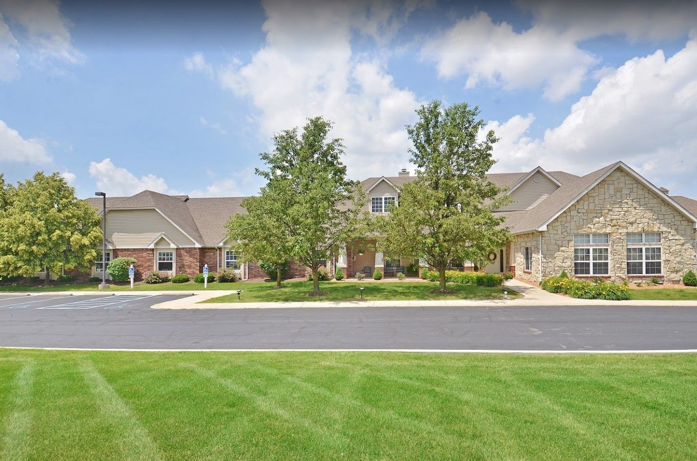 Exterior view of Muncie Estates Senior Living facility