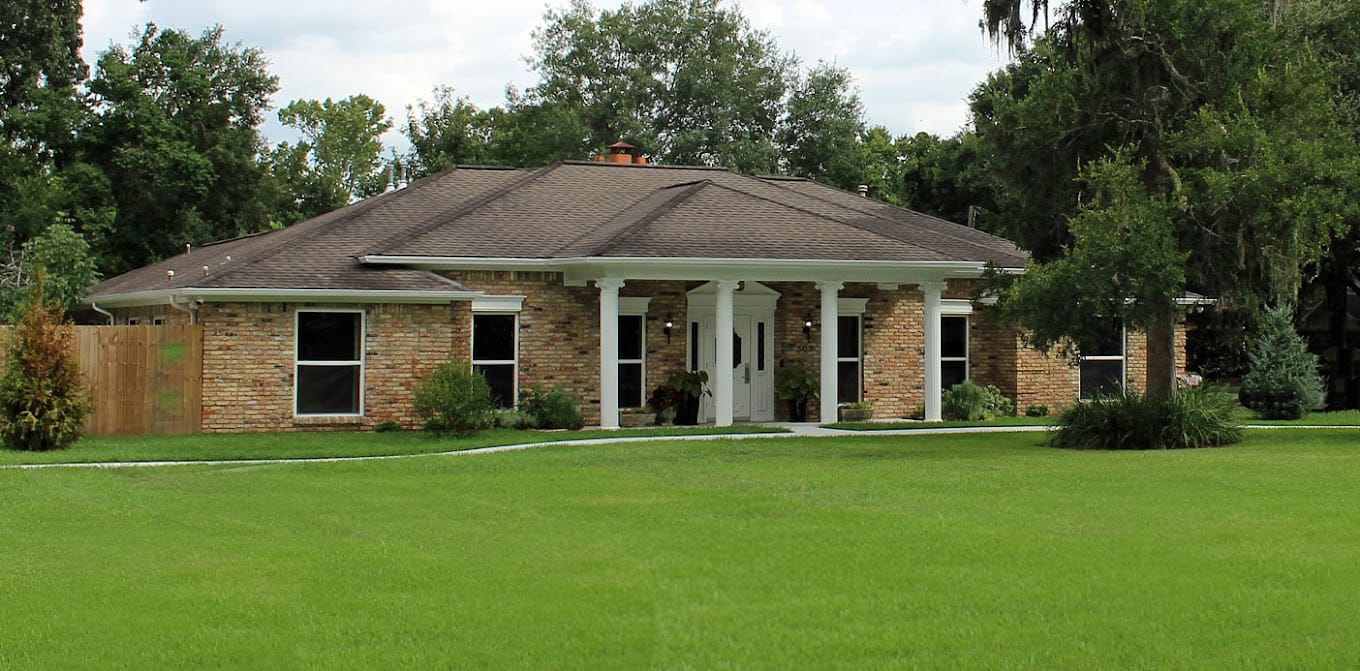 Exterior view of Sterling Oaks Assisted Living building