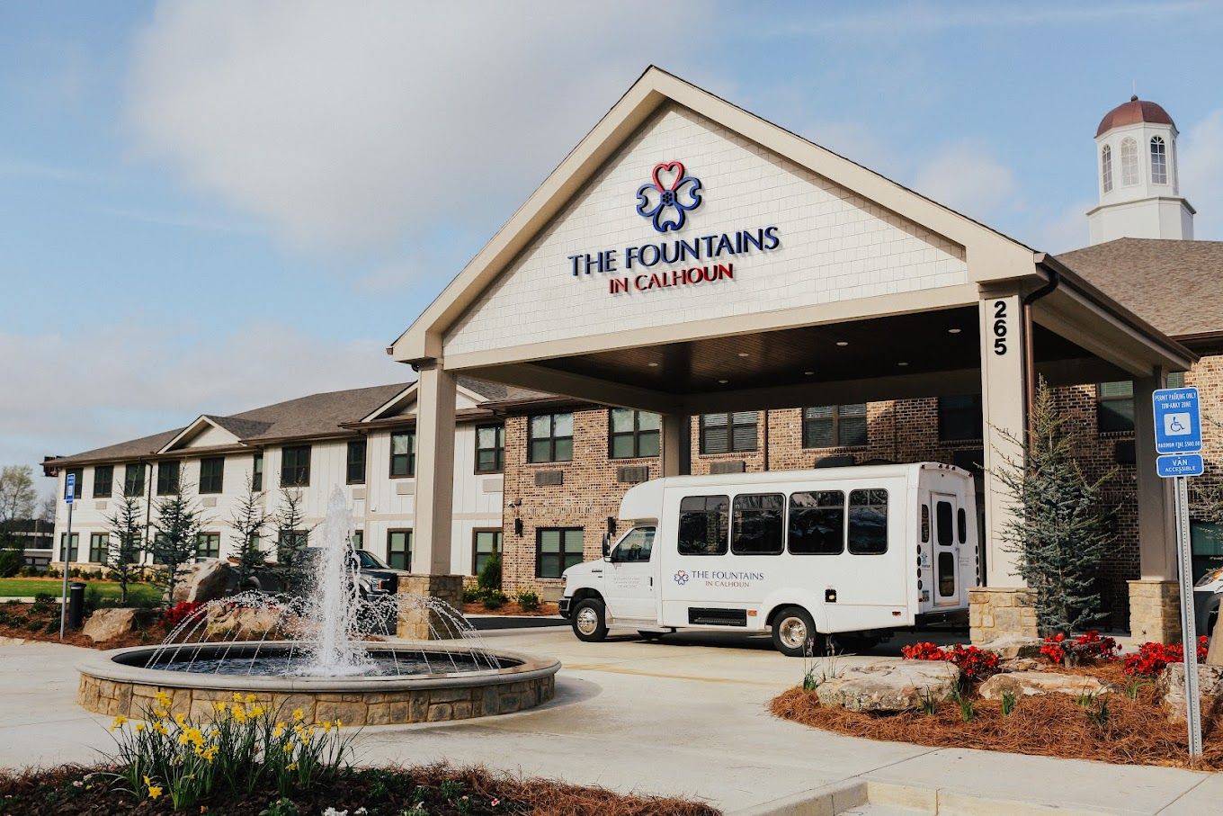 Exterior view of The Fountains in Calhoun with fountain and vehicle