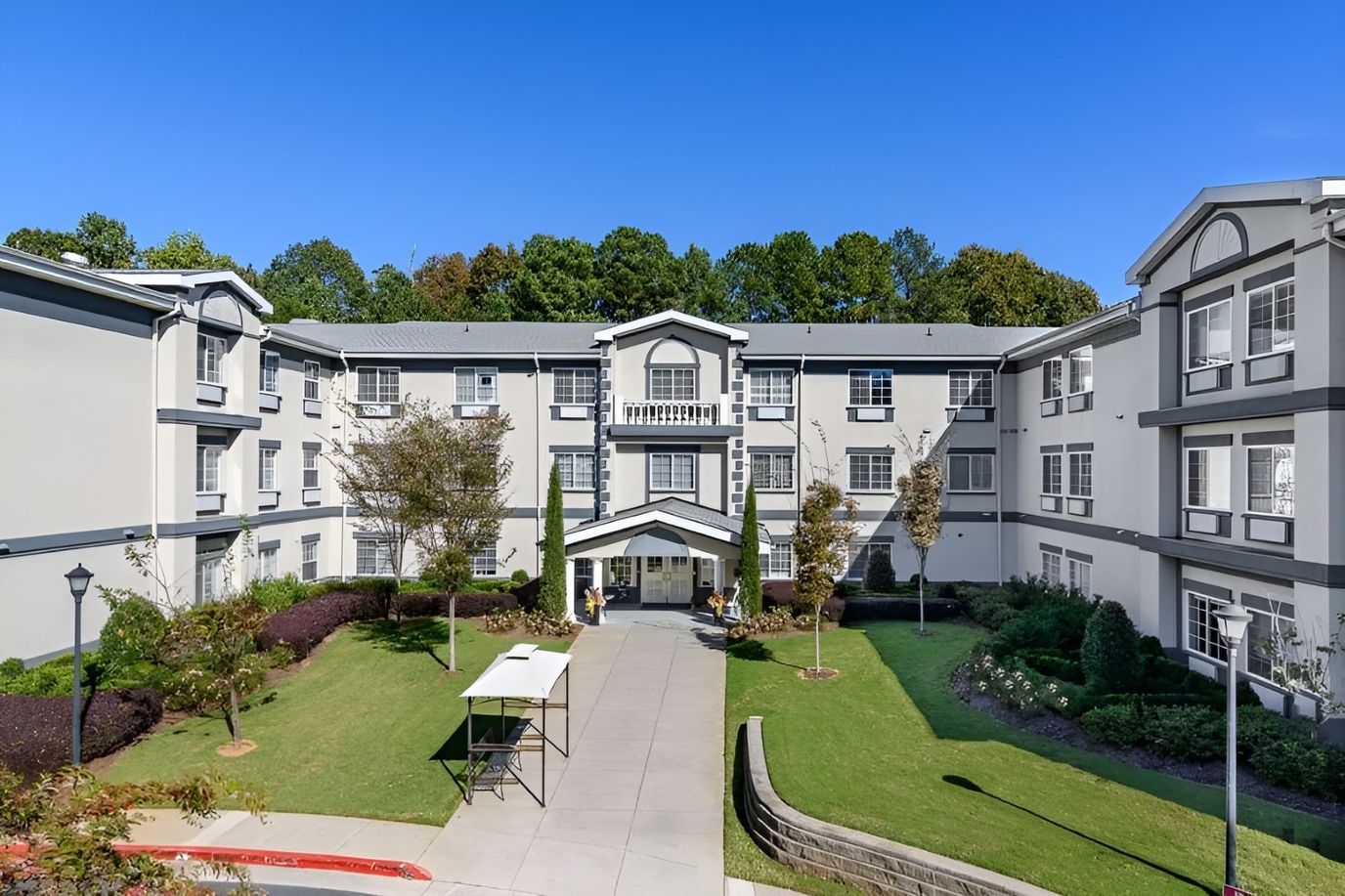 Exterior view of The Retreat at Sandy Springs with landscaped grounds