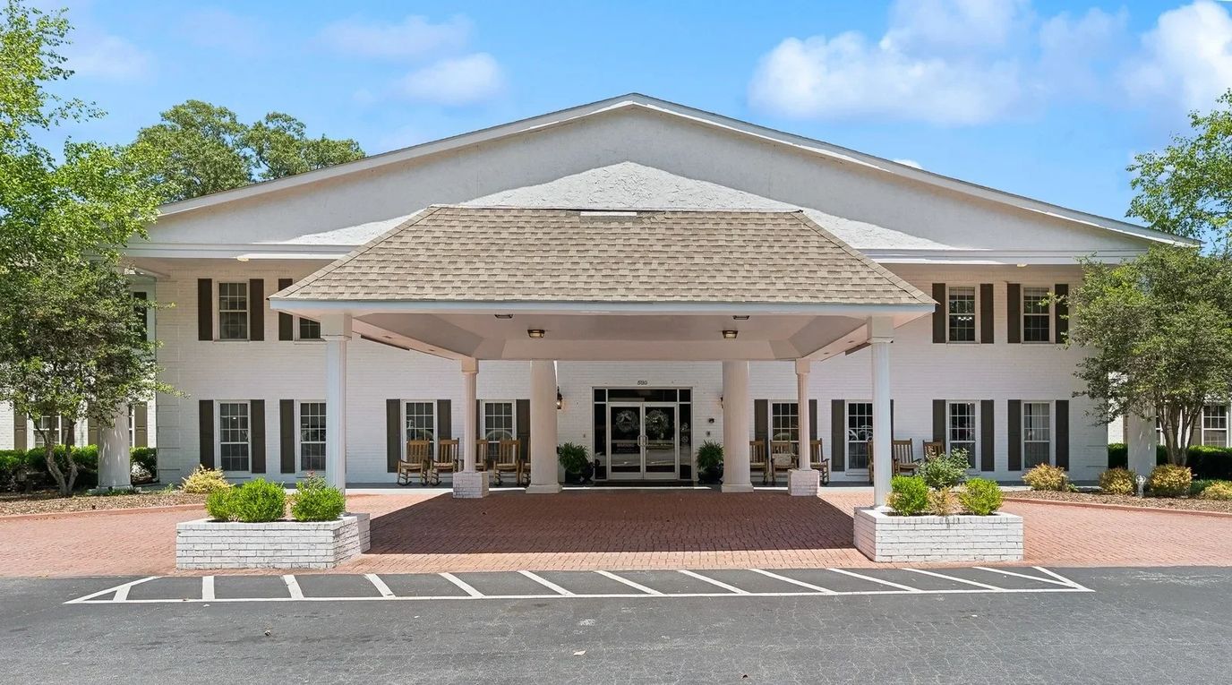 Facade of The Retreat at Loganville with covered entrance