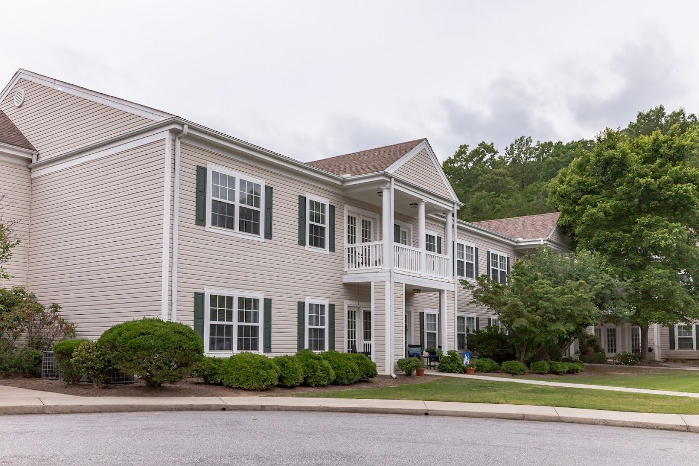 Exterior view of The Willows of Easley building
