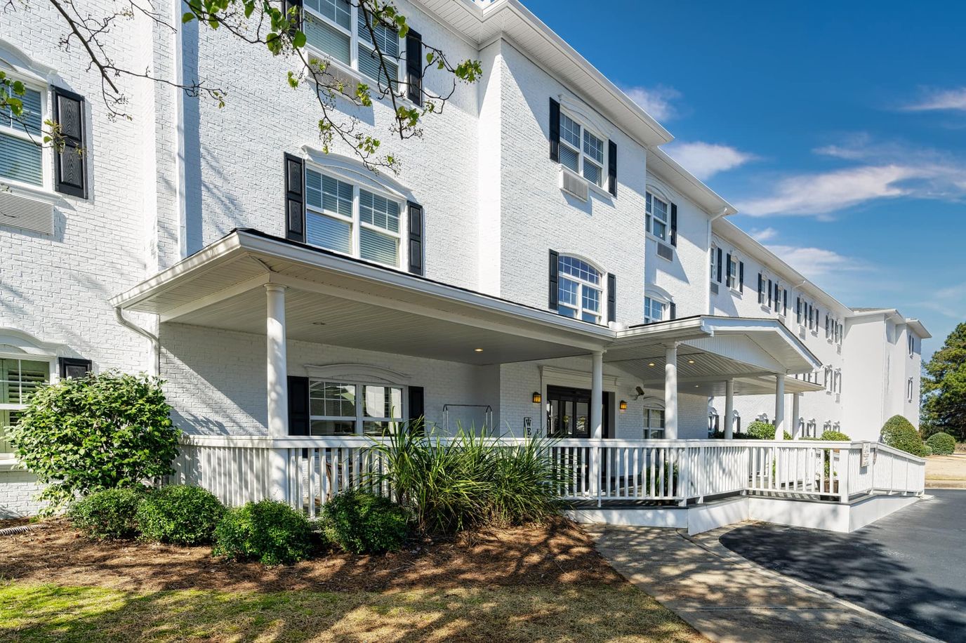 Front entrance of Ashton Manor at Sugarloaf